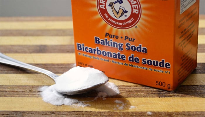 Cách làm mờ vết xước trên kính bằng baking soda